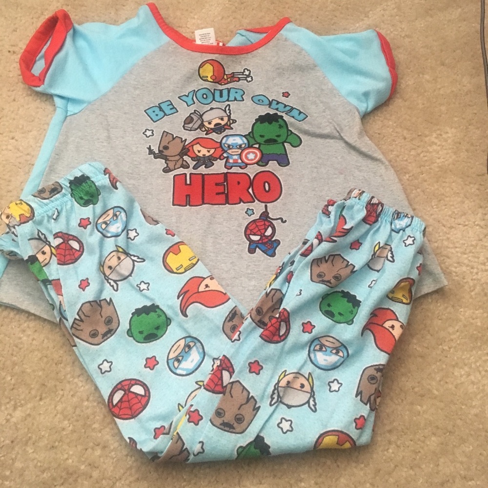 Girl size 6 Marvel pajama set
